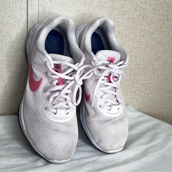 Nike Women's Light Pink Athletic Shoes - Picture 3 of 10